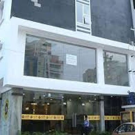 La Riviera Suites Madhapur Hyderabad Exterior foto