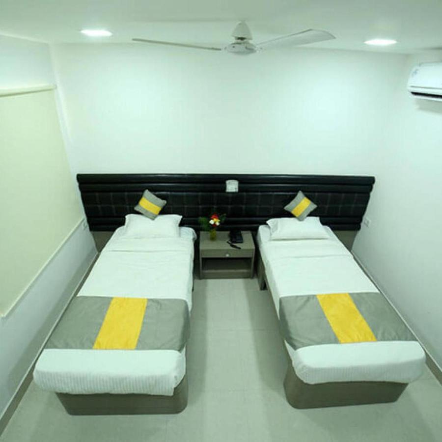 La Riviera Suites Madhapur Hyderabad Exterior foto