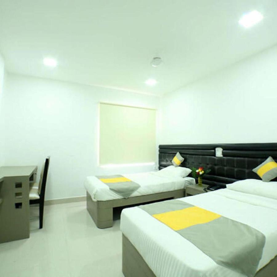 La Riviera Suites Madhapur Hyderabad Exterior foto